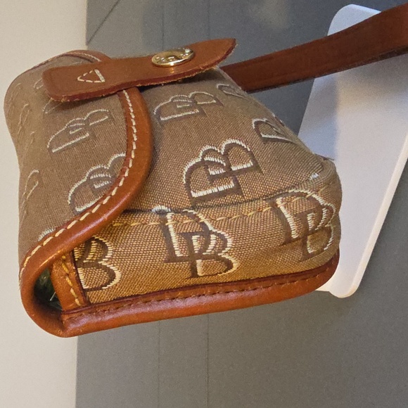 DOONEY & BOURKE NWOT Tan/Brown Monogrammed Wristlet - Picture 3 of 9